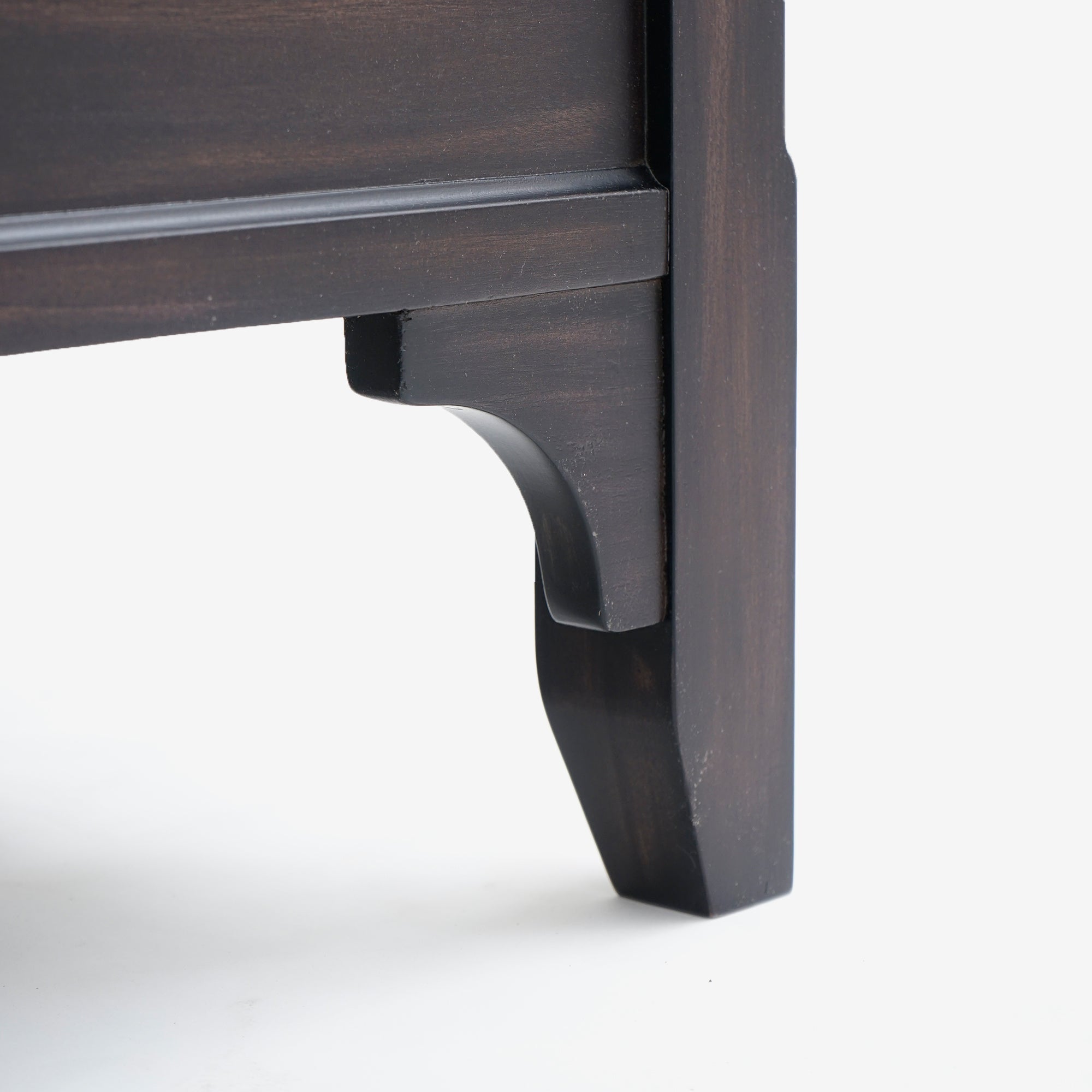 Detail Leg Black Lurian Queen Rattan Bed