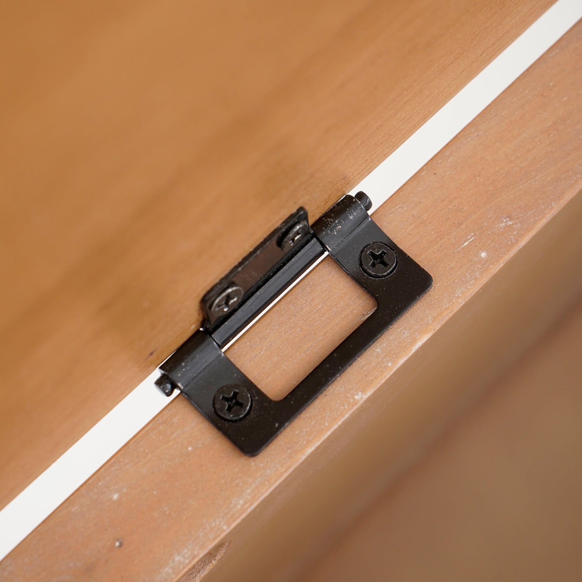 Detail HInge Natural Mira 42 Scalloped Storage Bench