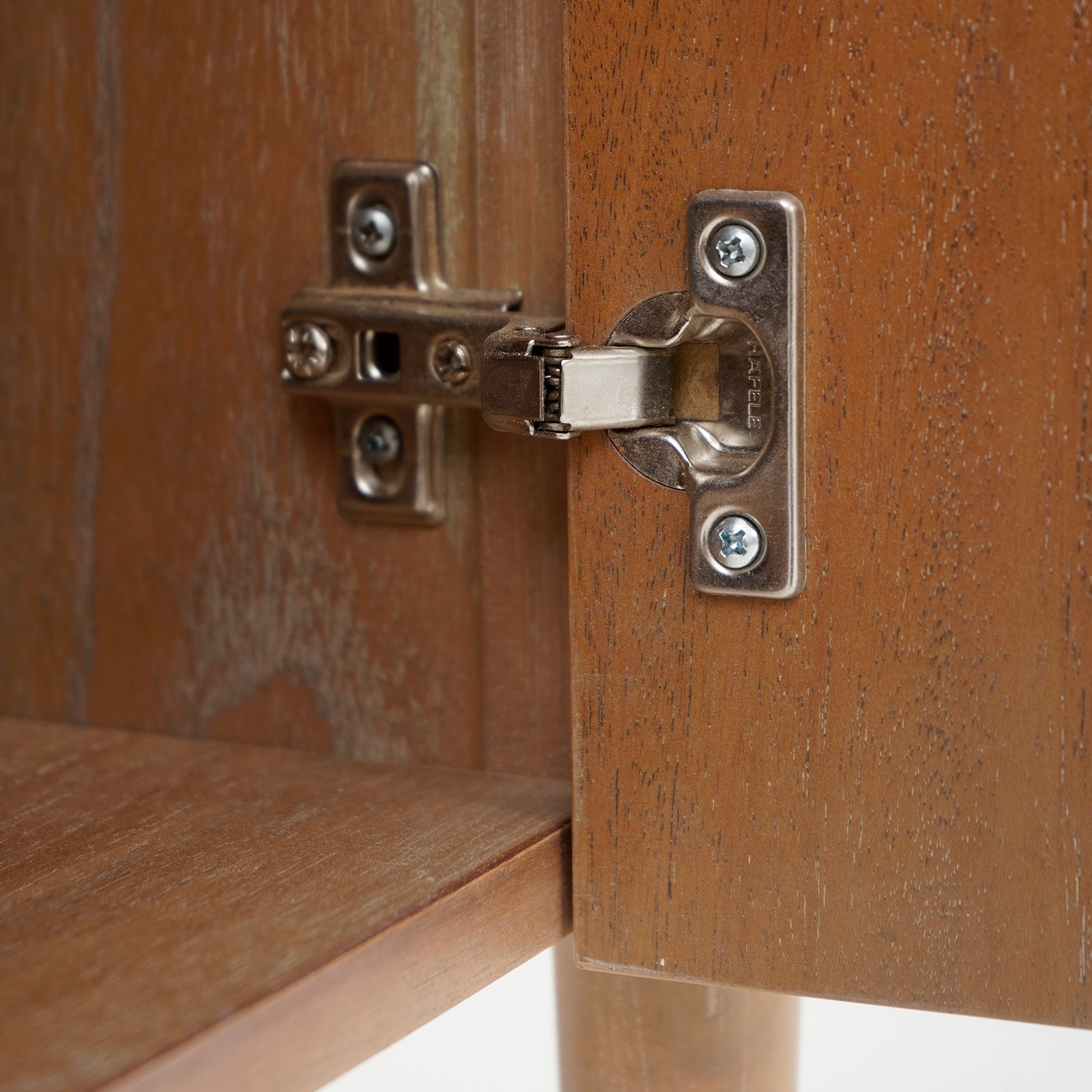 Close-up of a Javon Natural with a metal hinge